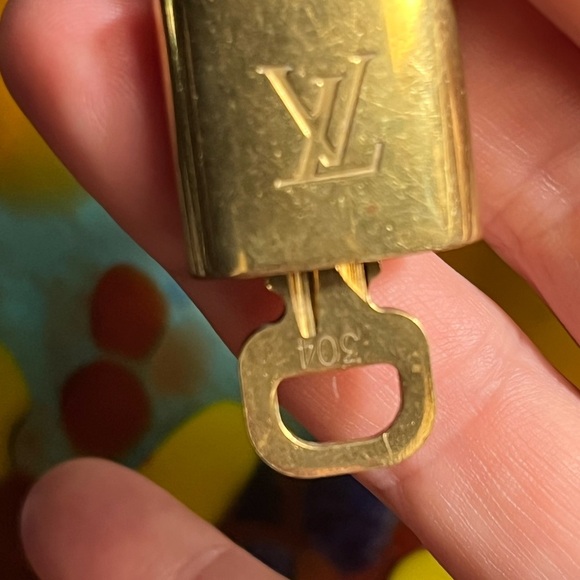 Louis Vuitton Gold lock and key No. 304 Necklace - Picture 7 of 10